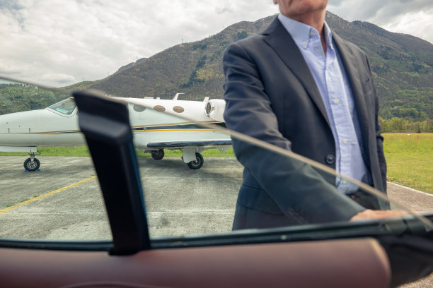 面目全非的司机打开车门，私人飞机落在失控的人身上图片下载