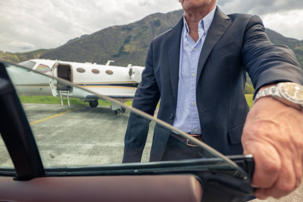 面目全非的司机打开车门，私人飞机落在失控的人身上图片下载