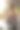 微笑的女孩一边使用笔记本电脑一边喝水。图片下载