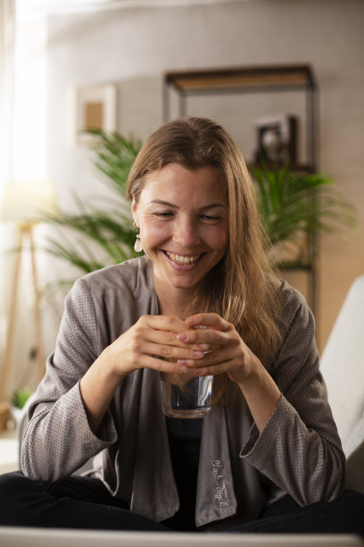 女人在家里用笔记本电脑图片下载