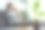 亚洲女性使用笔记本电脑上网，坐在家里的客厅里打电话。图片下载