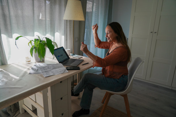 女人在家里用笔记本电脑工作图片下载