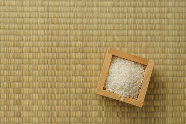 榻榻米上的日本白米图片下载