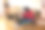 这位母亲一边在家工作一边给儿子喂奶。图片下载