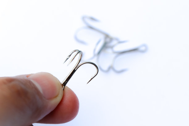 鱼钩在白色背景上的特写镜头图片下载