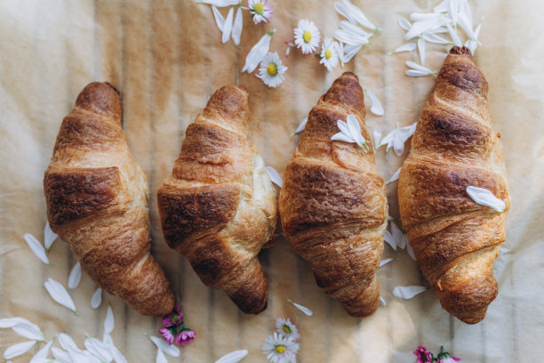 新鲜出炉的牛角面包配上小花图片下载