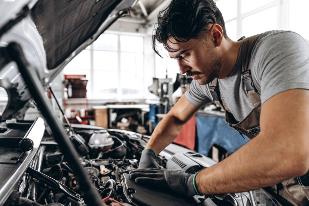 在汽车维修服务中心技师检查汽车图片下载