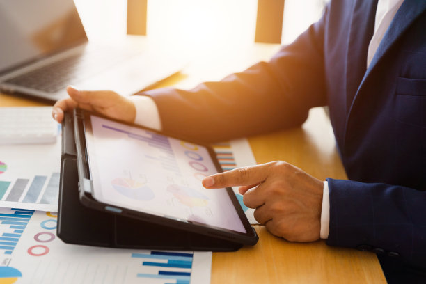 穿着正装的亚洲男商人用手提电脑查看股市汇率全息图商业和金融成功的概念。外汇图表。图片下载