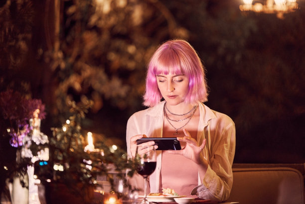 电话，美食和博客与女性在餐厅和照片的社交媒体，影响者和评论。科技、夜间和互联网与少女和照片产品的创意、推广和在线发布图片下载