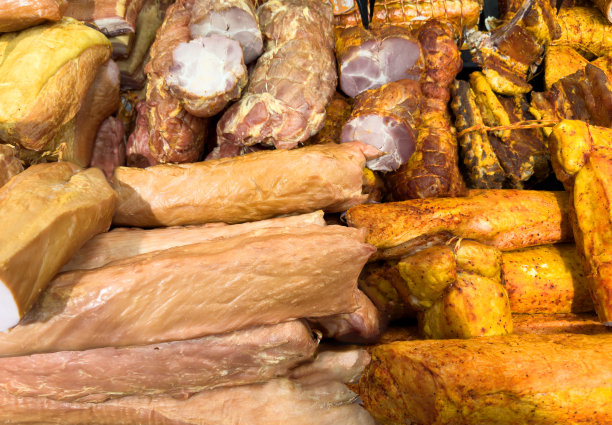 展示各种肉类产品。不同颜色、大小的熏肉佳肴。自制肉类美食图片下载