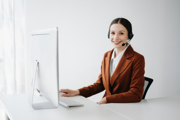 严肃的呼叫中心接线员戴着无线耳机与客户交谈，在办公中心的客户支持服务中，戴着耳机带着麦克风的女士在电话上咨询客户图片下载