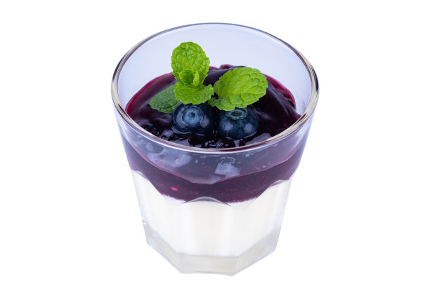 蓝莓意式奶塔在透明玻璃顶部与新鲜蓝莓和薄荷叶，孤立的白色背景与剪辑路径图片下载
