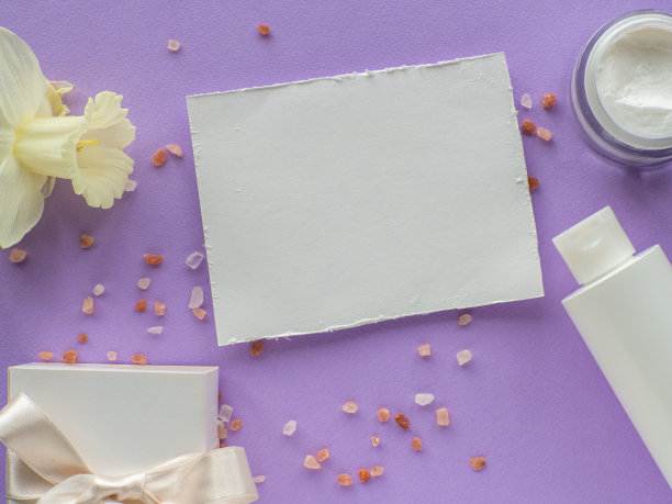 水仙花，瓶子，礼盒和纸卡片与复制空间图片下载