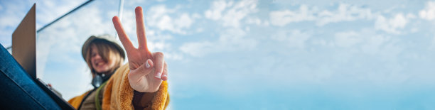 网红女孩在露台上用笔记本电脑做手势图片下载