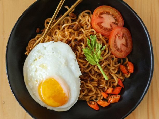 即食炒面配煎蛋和辣椒片。图片下载