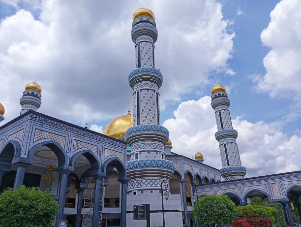 文莱达鲁萨兰的清真寺，有金色的圆顶图片下载