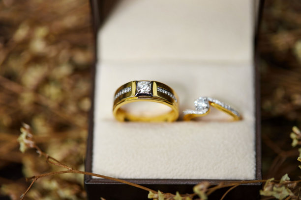 金钻戒的特写镜头图片下载