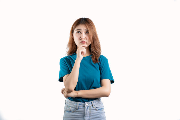 穿着蓝色t恤的快乐亚洲女子双手摆姿势，看着白色背景的相机图片下载