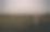 一个穿着雨衣的孤独的人走过田野，思考着生活。生存危机图片下载