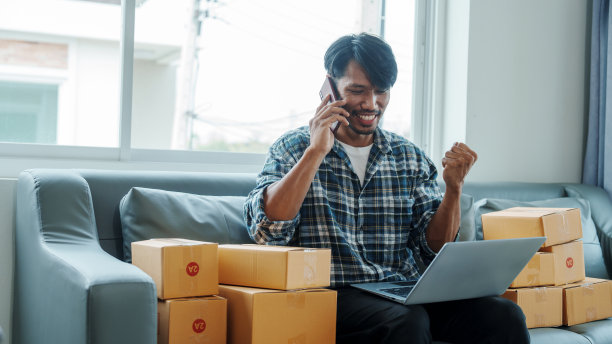 混血儿亚洲印度民族年轻人中国运输运输递送服务中小企业包裹纸板箱包装递送小企业主中小企业，网上购物图片下载