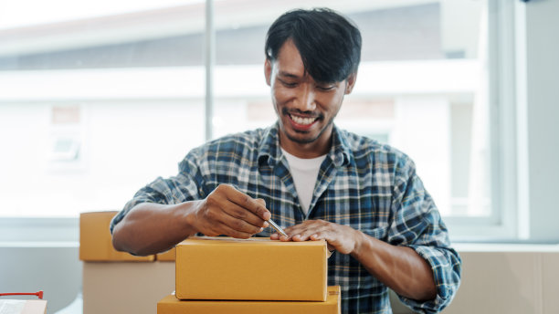 混血儿亚洲印度民族年轻人中国运输运输递送服务中小企业包裹纸板箱包装递送小企业主中小企业，网上购物图片下载