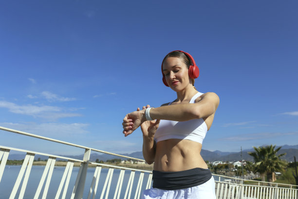 美丽的户外女运动员图片下载