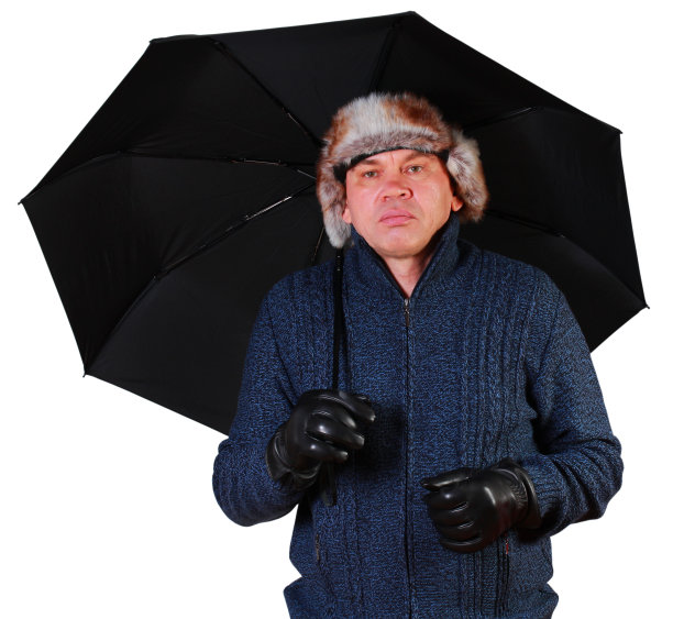 一个男人的半身画像，打着伞，穿着开襟羊毛衫，戴着一顶暖和的帽子图片下载