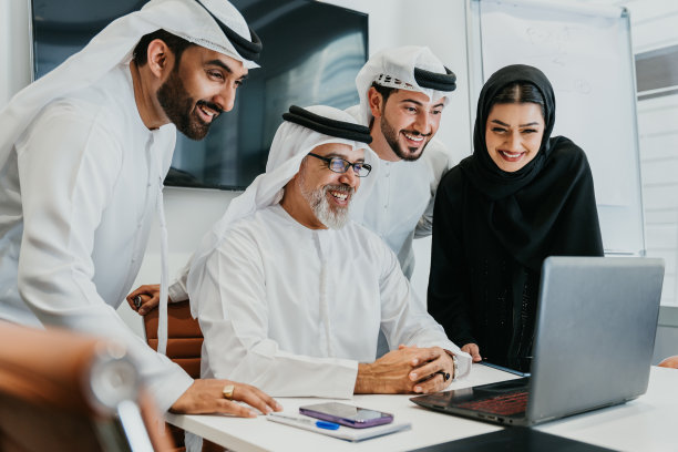 一群中东公司的商务人士在办公室开会图片下载