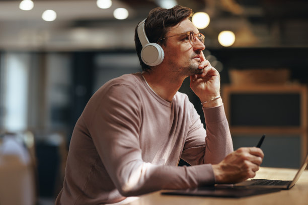 网页设计师在咖啡馆里思考他的项目图片下载