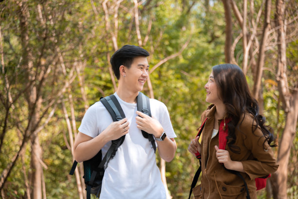 幸福的情侣在露营和森林徒步旅行中合影和自拍，美丽的亚洲女人和英俊的男人幸福地共度时光，日落休闲浪漫的时刻图片下载