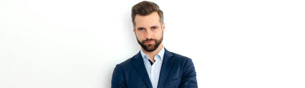 全景照片，一个严肃的白人成功的商人在西装，seo，银行家，经纪人，财务总监，站在孤立的白色背景，双臂交叉，看着相机。Copy-space图片下载