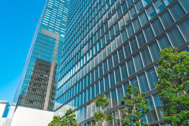 可持续的绿色建筑。东京市的环保建筑图片下载