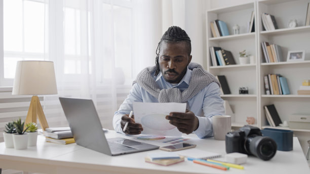 一位男性平面设计师在开发应用程序设计时正在查看颜色表图片下载