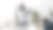 一名非洲裔美国男子在接到一份新的大订单后，正在他的家庭办公室里跳舞图片下载