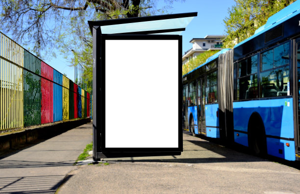 公交候车亭灯箱。巴士站的空白广告板。模型背景图片下载