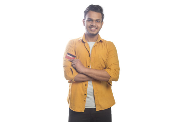 年轻人拿着信用卡在用手机图片下载