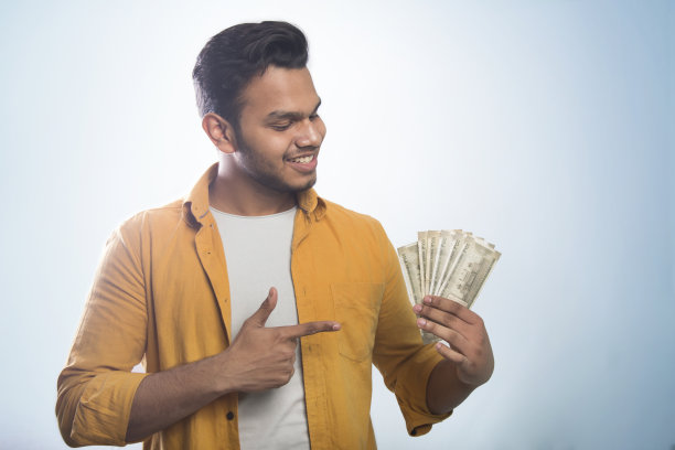 拿着笔记的年轻人用手和手指指指点点图片下载