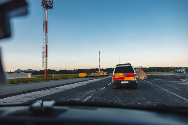 飞机跑道上乘客座位的视角图片下载