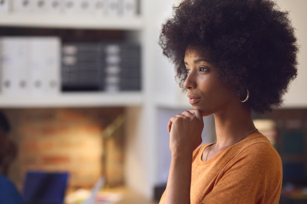 现代办公桌旁微笑的年轻女商人的特写肖像图片下载