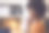 现代办公桌旁微笑的年轻女商人的特写肖像图片下载
