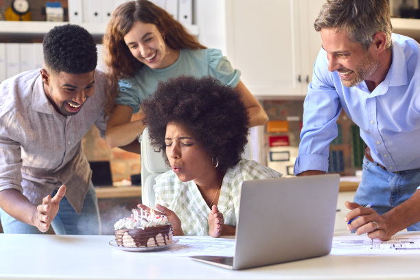 建筑师用蛋糕庆祝女同事生日图片下载