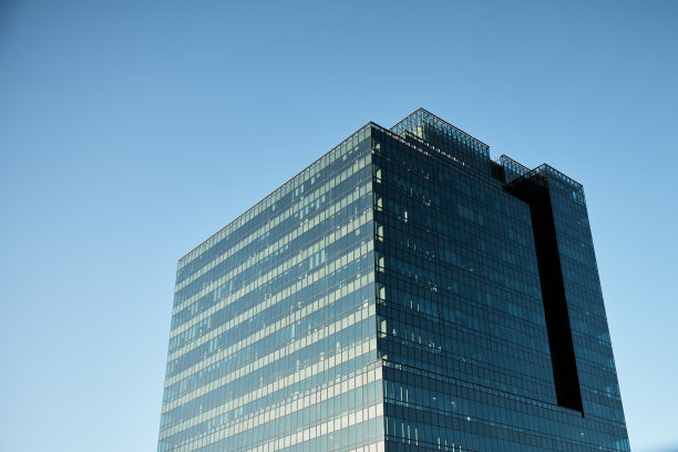 天空，建筑和建筑与摩天大楼在城市从下面为公司业务在金融区。某城镇经济、金融及低角度户外工业塔图片下载