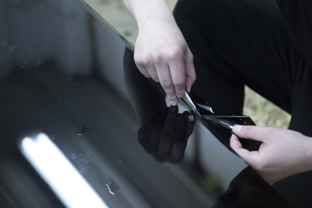 在办公室安装窗膜。图片下载