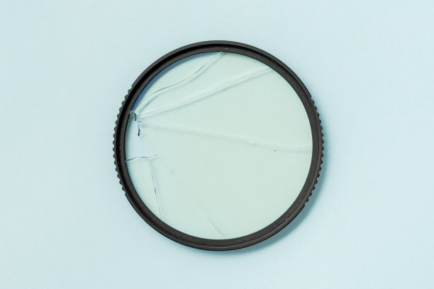 彩色背景上相机滤镜保护玻璃破碎图片下载