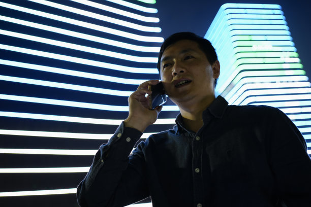 一个男人接到女友的电话图片下载