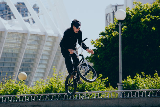 小轮车骑手在城里表演特技图片下载