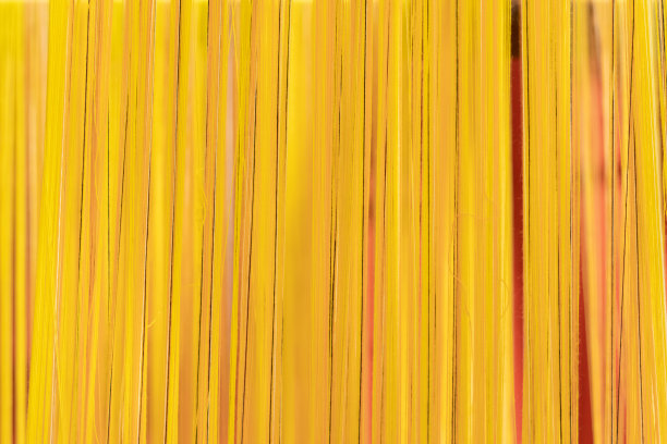 织布机内准备的纱线是为编织当地面料做准备，因为当地面料是手工制作的，而且编织时间比较长，价格也比较高。图片下载