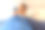 一张年轻美女躺在床上用智能手机发短信的照片。图片下载