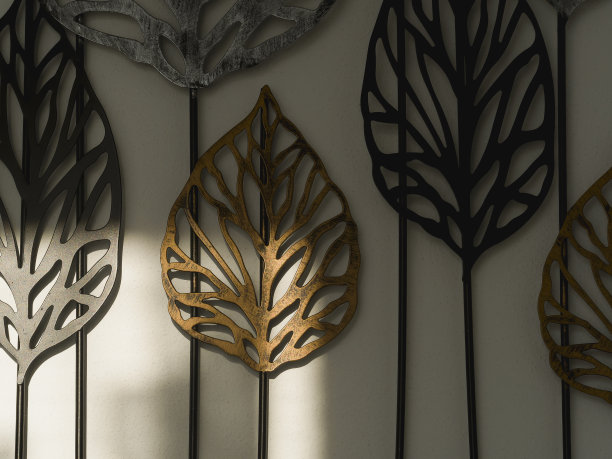 金属叶形，金灿灿的阳光和有趣的阴影，铁质金属墙面装饰图片下载