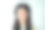 有一头棕色长发的年轻女士戴着耳机听音乐图片下载